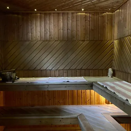 Huvikalliola, Laatulomat ヴィラ