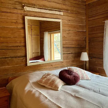 Huvikalliola, Laatulomat