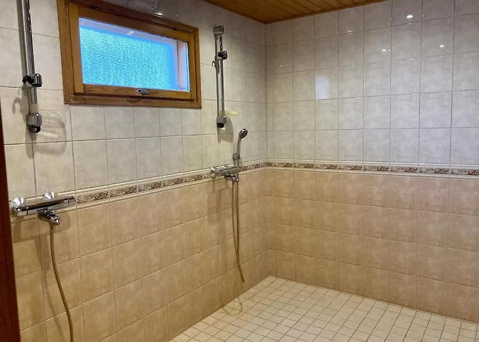 Huvikalliola, Laatulomat